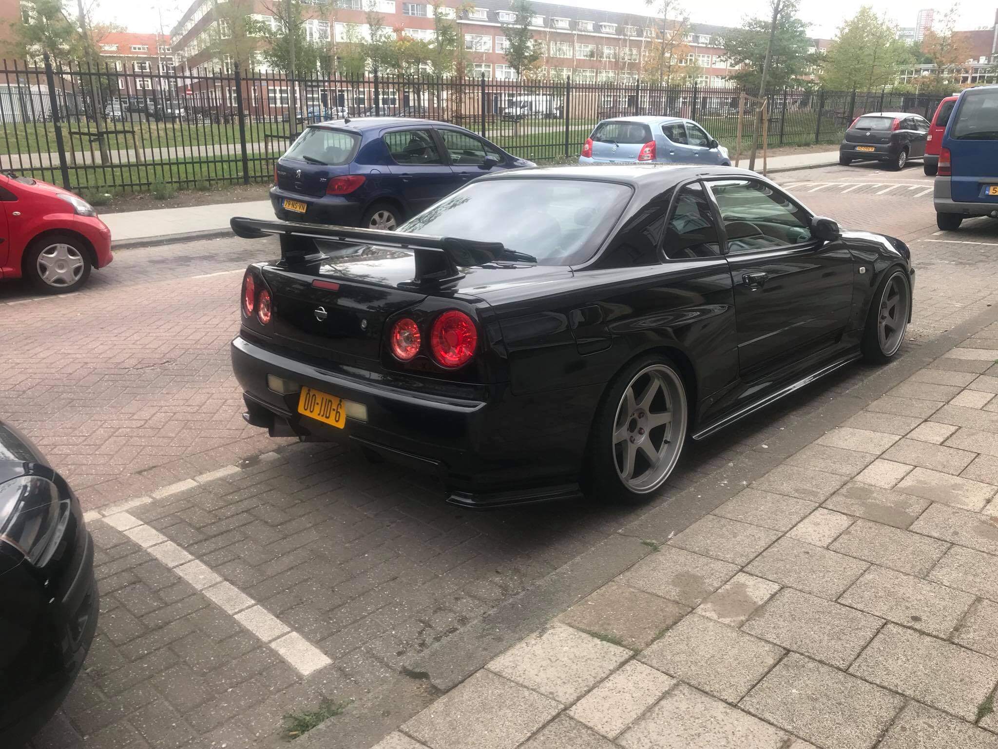 00-JJD-6: NISSAN SKYLINE uit 1998