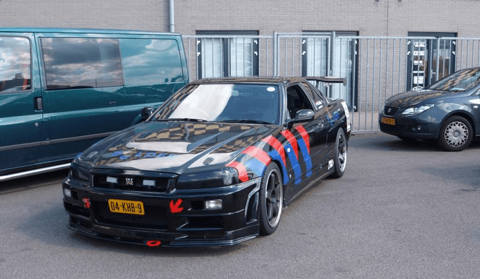 04-KHB-9: NISSAN SKYLINE uit 2001