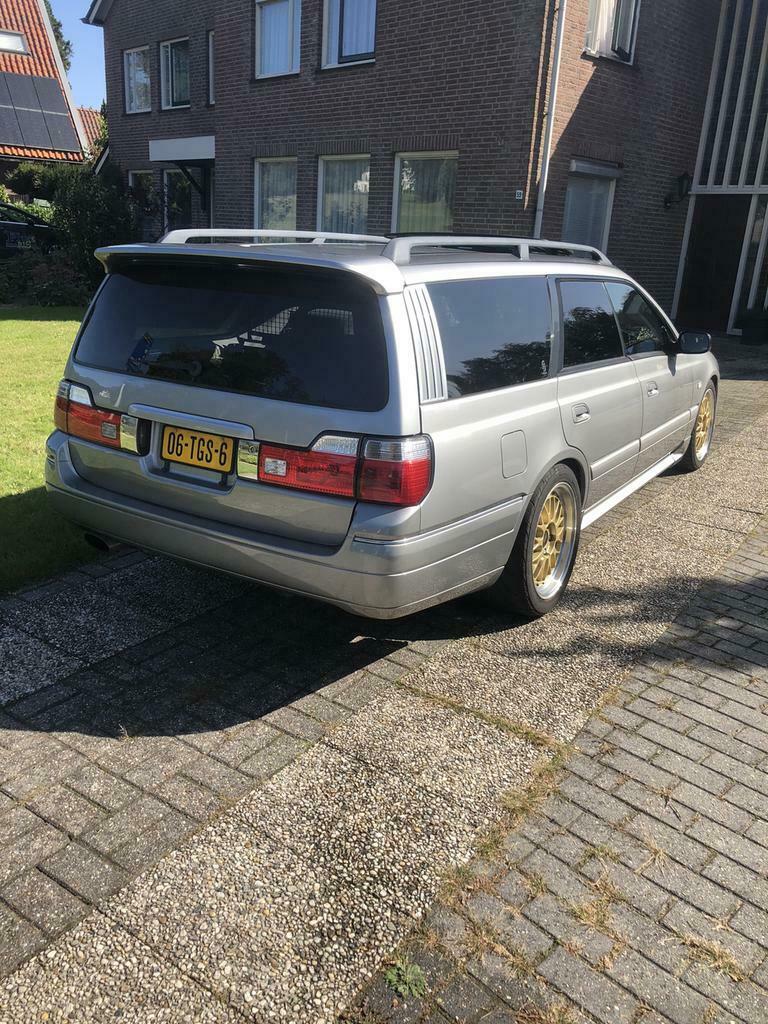 06-TGS-6: NISSAN STAGEA uit 2000