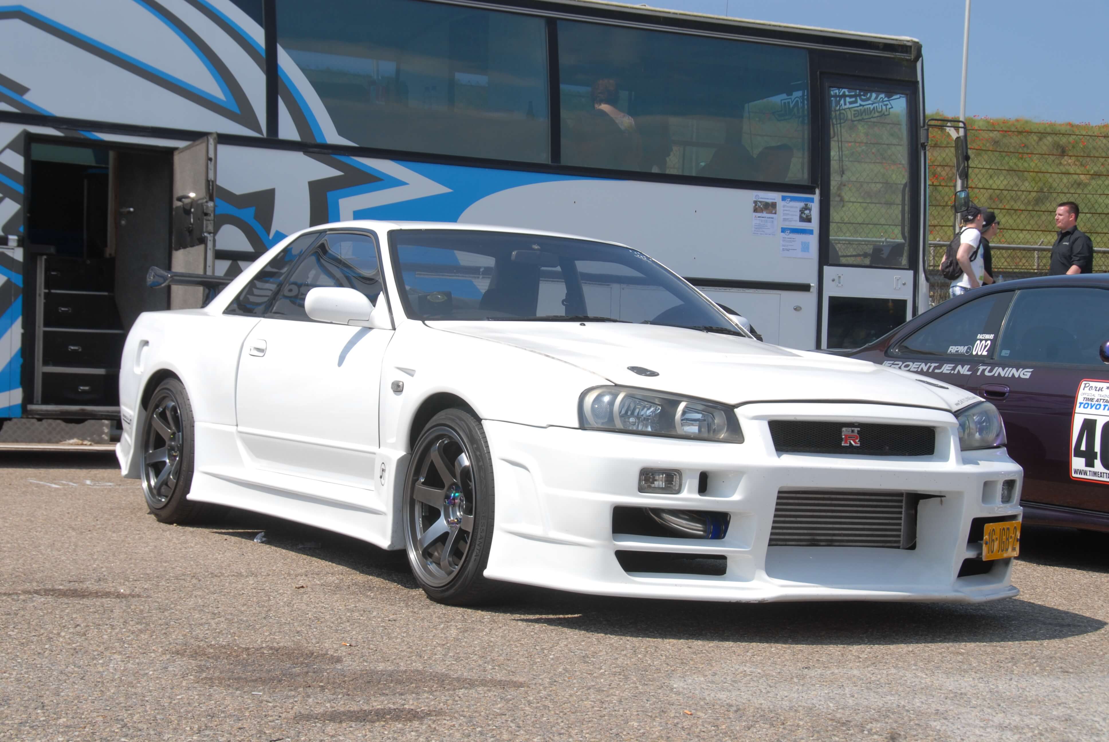 16-JGB-2: NISSAN SKYLINE GT-R uit 1990