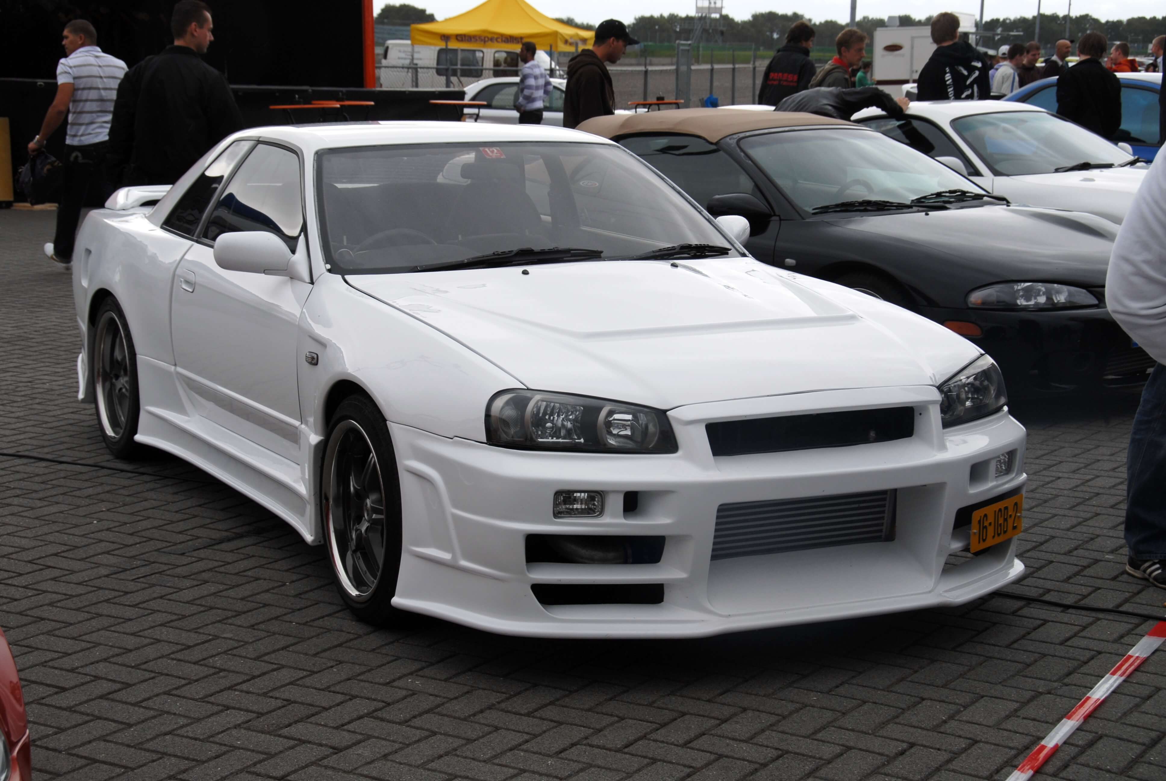 16-JGB-2: NISSAN SKYLINE GT-R uit 1990