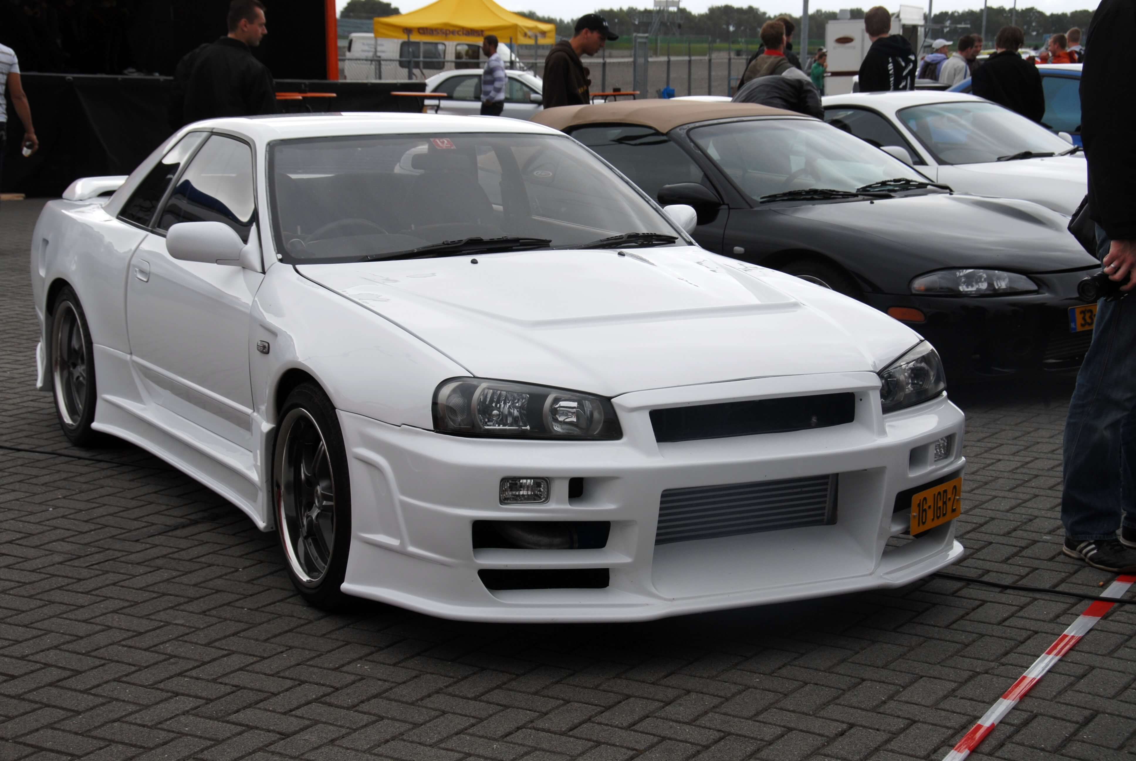 16-JGB-2: NISSAN SKYLINE GT-R uit 1990