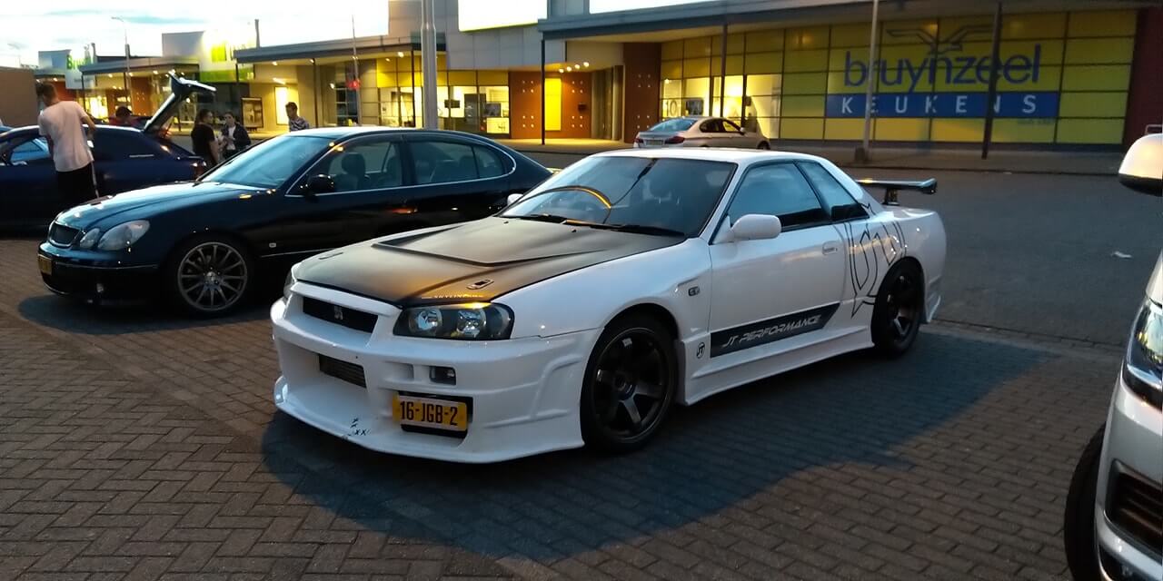 16-JGB-2: NISSAN SKYLINE GT-R uit 1990