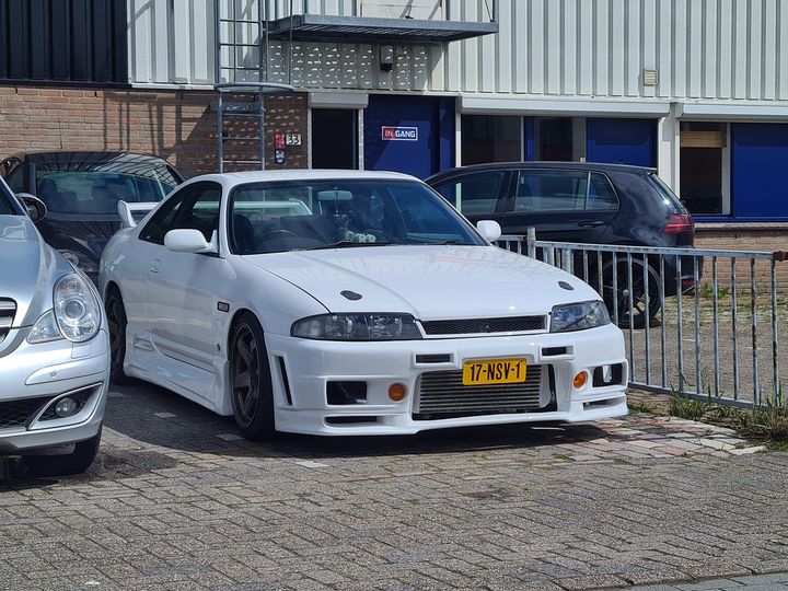 17-NSV-1: NISSAN SKYLINE uit 1996