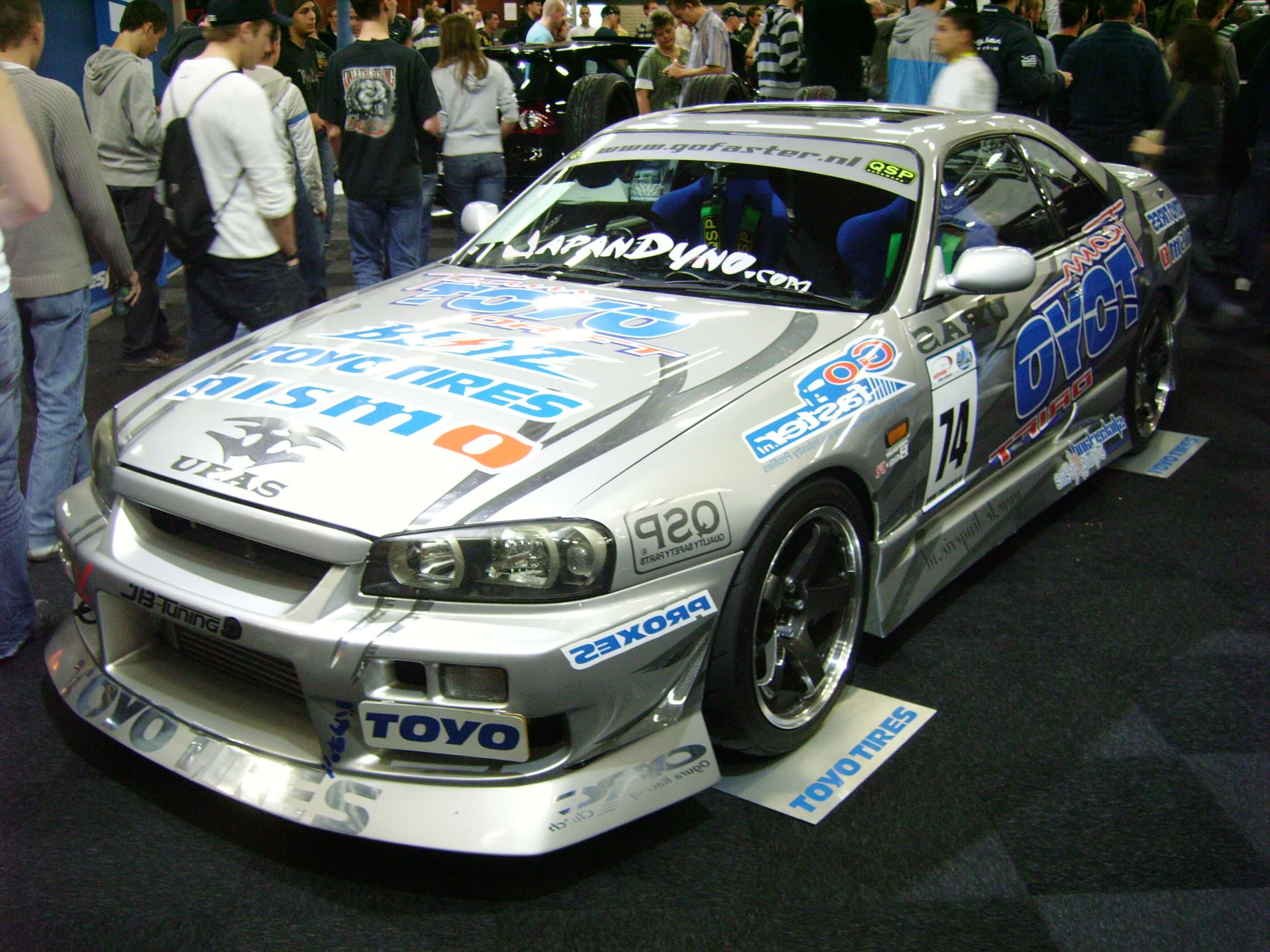 40-TZ-XZ: NISSAN SKYLINE uit 1995