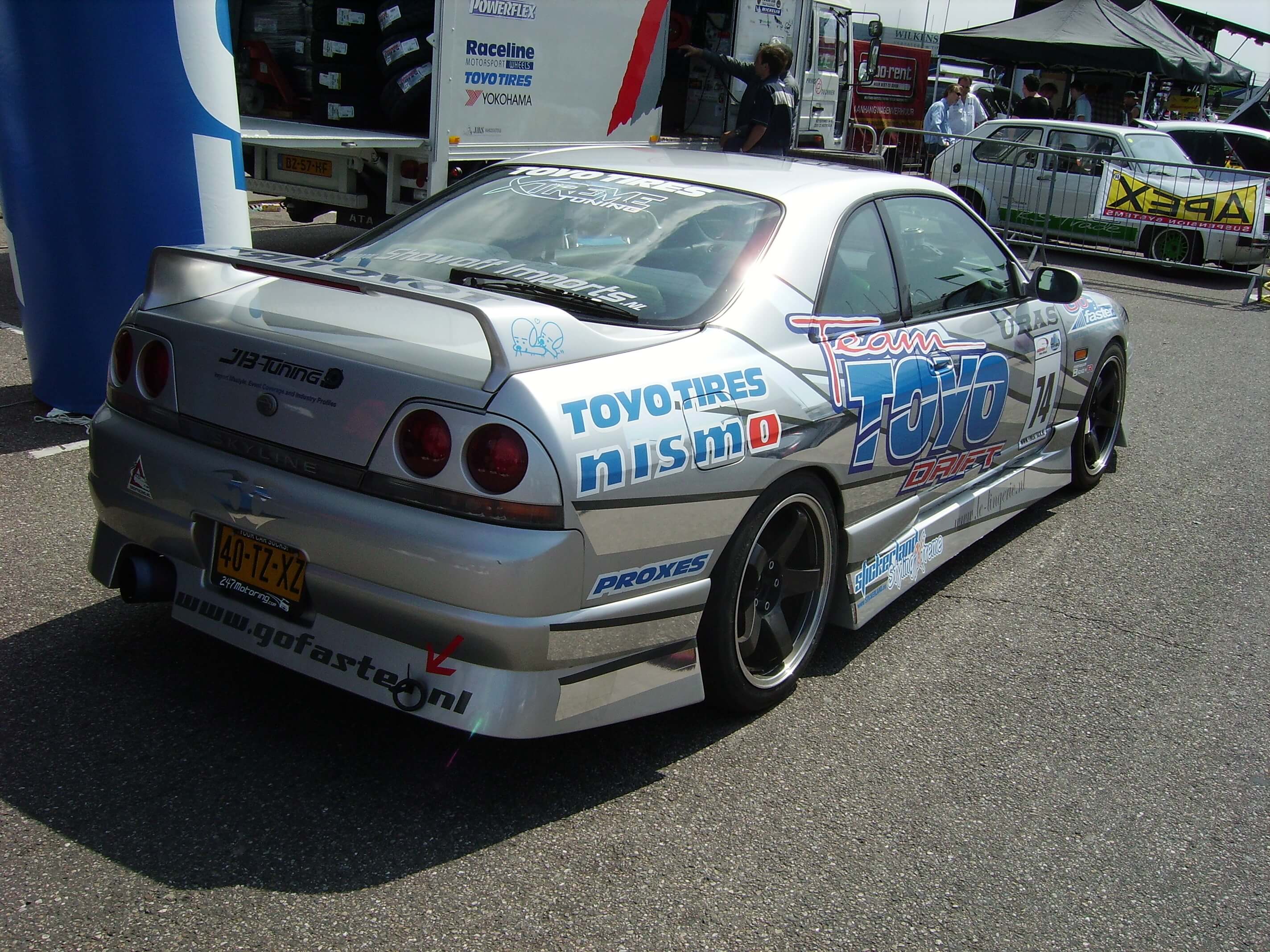 40-TZ-XZ: NISSAN SKYLINE uit 1995