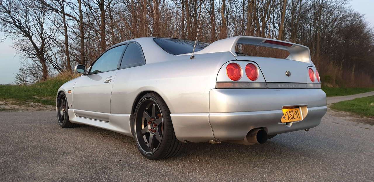 4-XSZ-11: NISSAN SKYLINE uit 1995