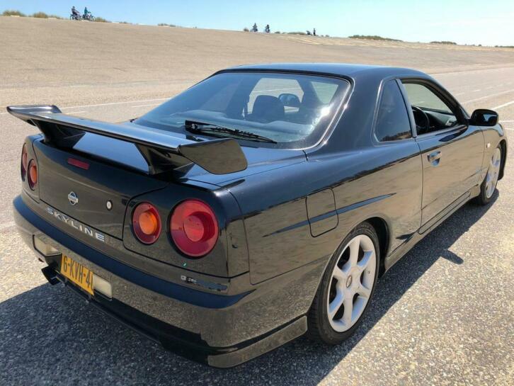 6-KVH-40: NISSAN SKYLINE uit 1998