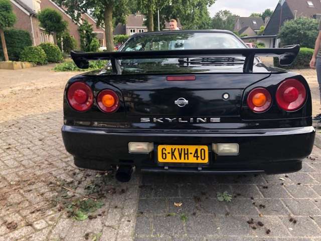 6-KVH-40: NISSAN SKYLINE uit 1998