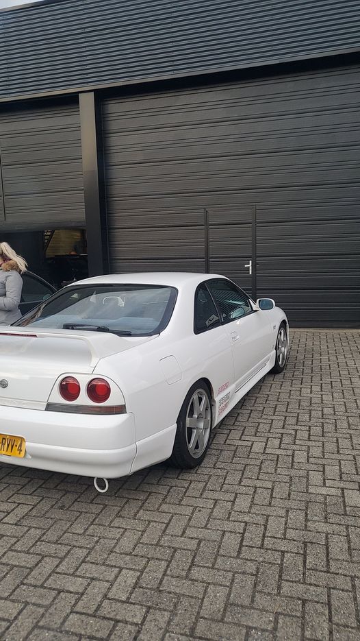 72-RVV-4: NISSAN SKYLINE uit 1996