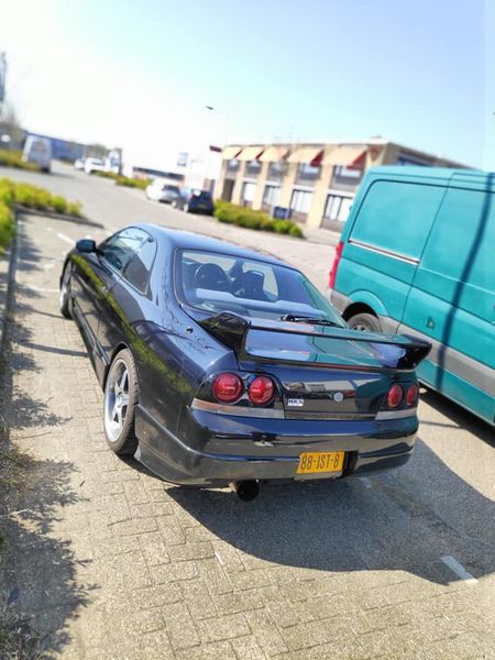 88-JST-8: NISSAN SKYLINE uit 1996