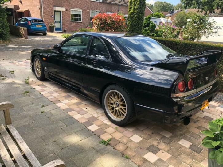 8-SNV-79: NISSAN SKYLINE uit 1995