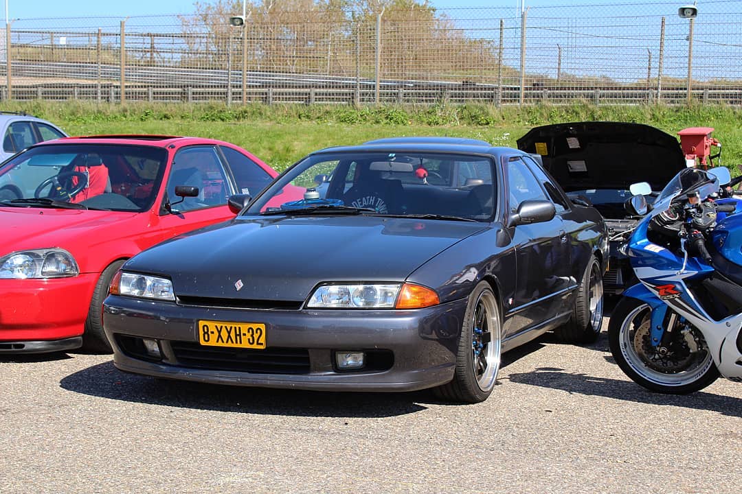 8-XXH-32: NISSAN SKYLINE uit 1993