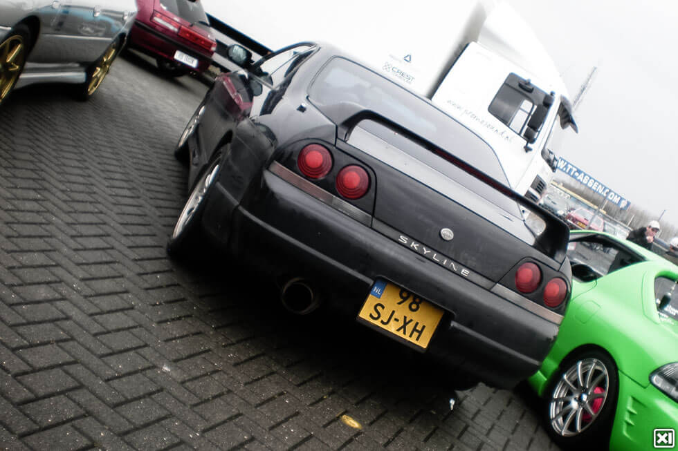 98-SJ-XH: NISSAN SKYLINE uit 1995