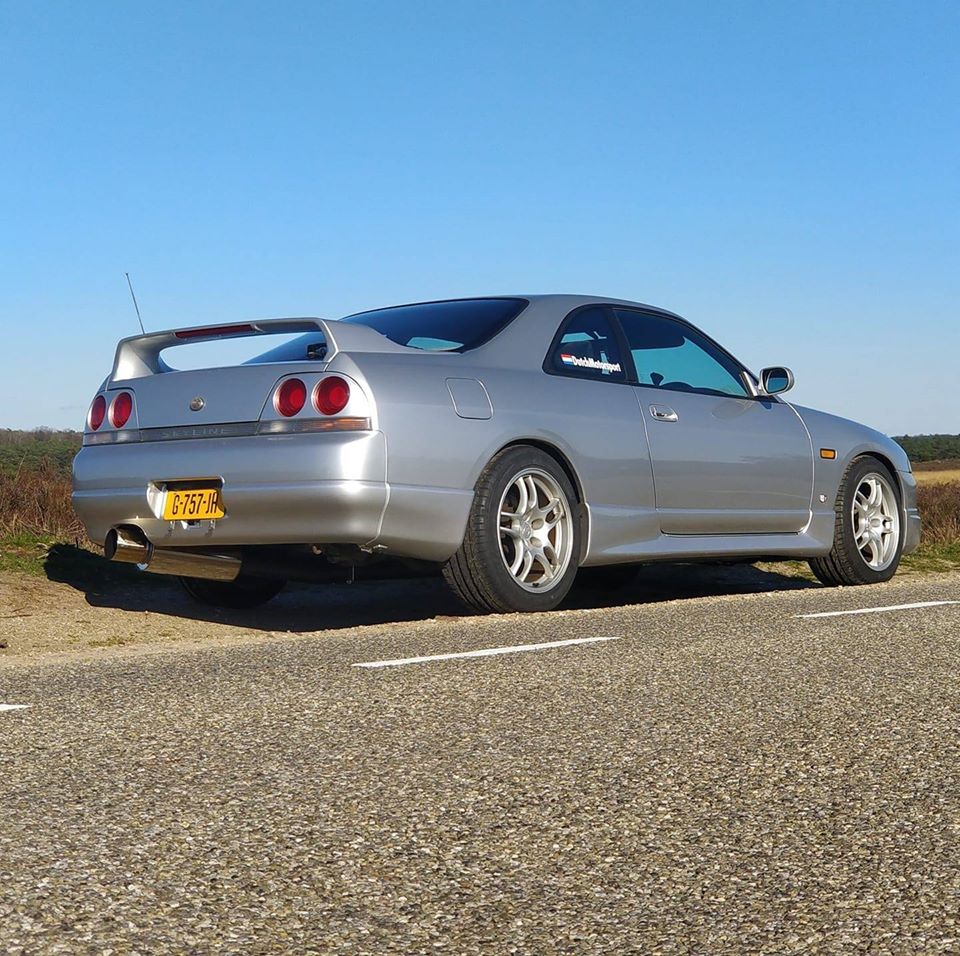 G-757-JH: NISSAN SKYLINE uit 1995