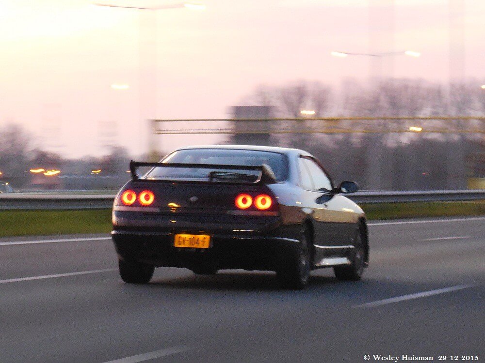 GV-104-F: NISSAN SKYLINE uit 1998