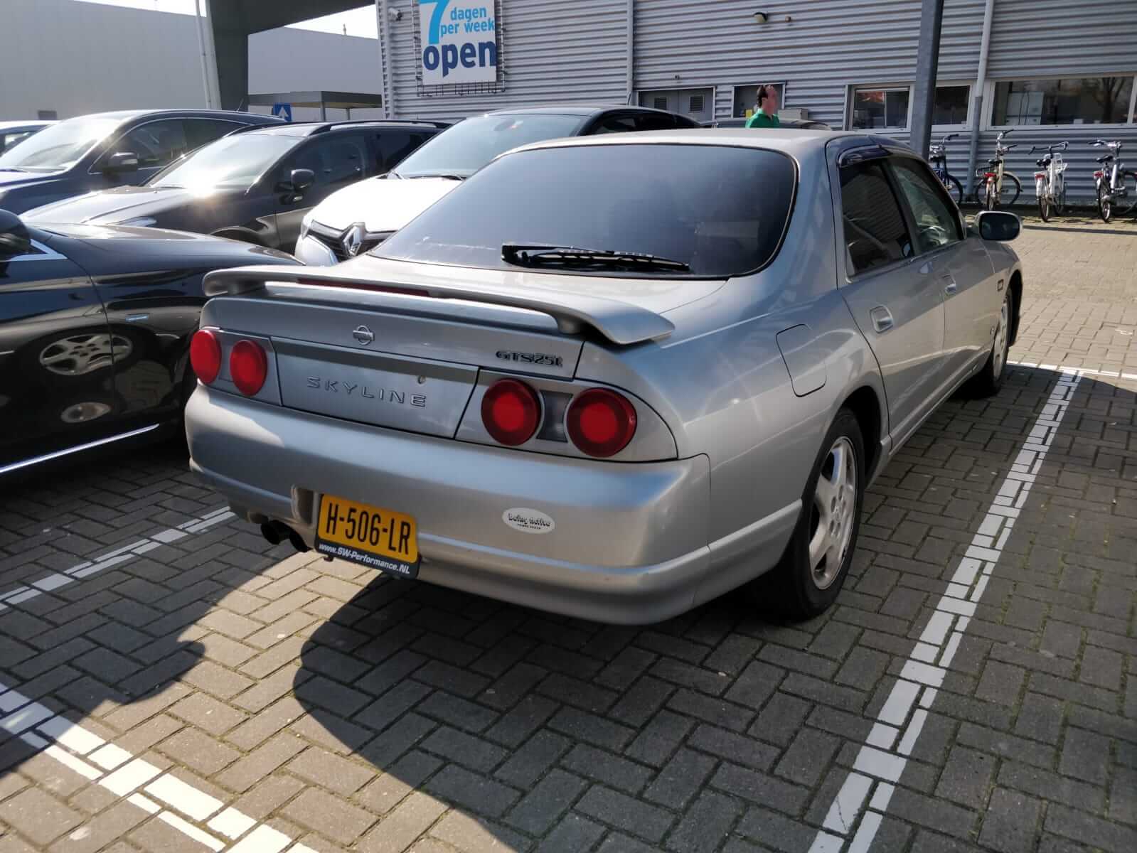 H-506-LR: NISSAN SKYLINE uit 1997