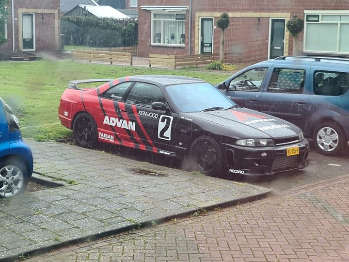 HX-755-H: NISSAN SKYLINE uit 1998