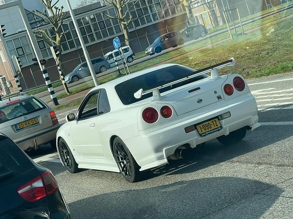 J-090-TZ: NISSAN SKYLINE uit 2001