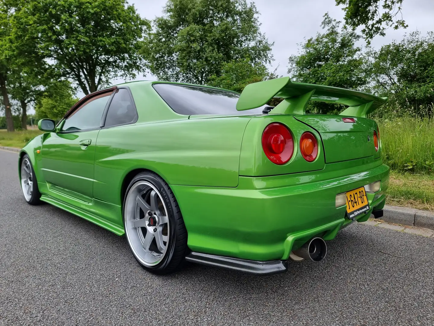 J-647-BP: NISSAN SKYLINE uit 1998