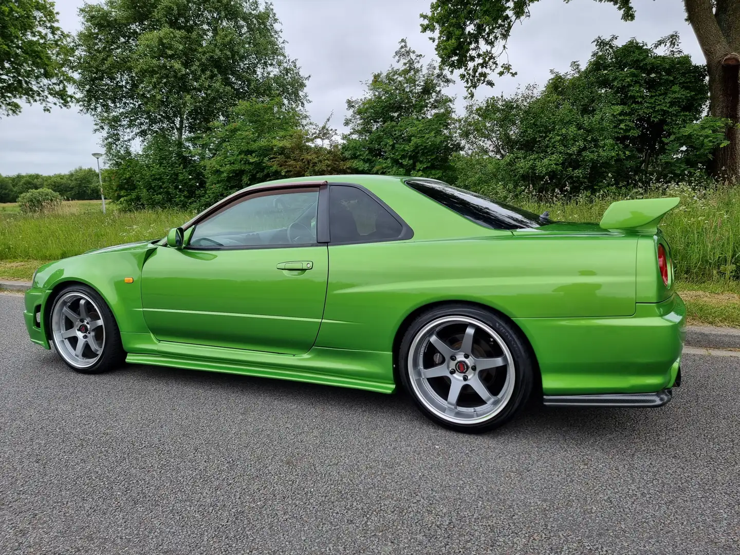 J-647-BP: NISSAN SKYLINE uit 1998