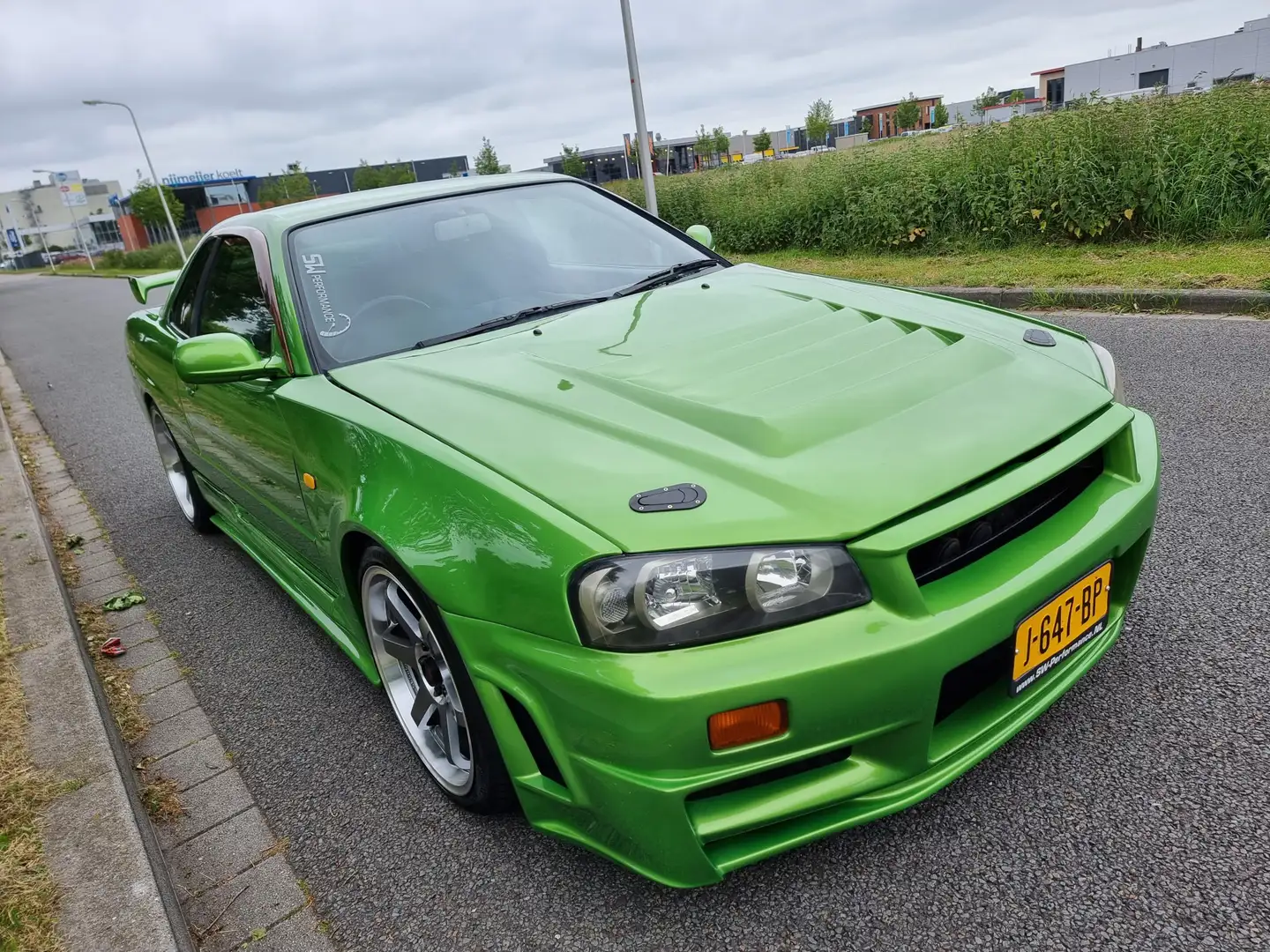 J-647-BP: NISSAN SKYLINE uit 1998