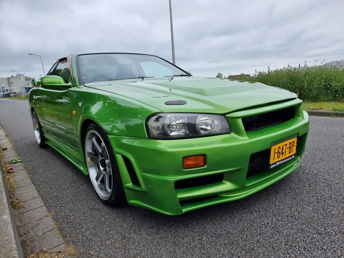 J-647-BP: NISSAN SKYLINE uit 1998