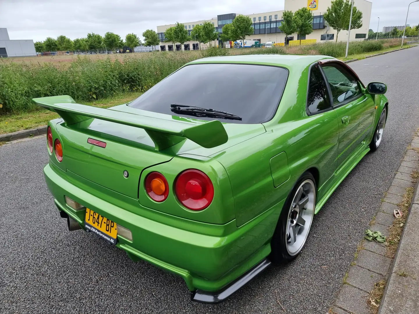 J-647-BP: NISSAN SKYLINE uit 1998