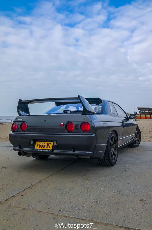 J-699-NT: NISSAN SKYLINE uit 1992