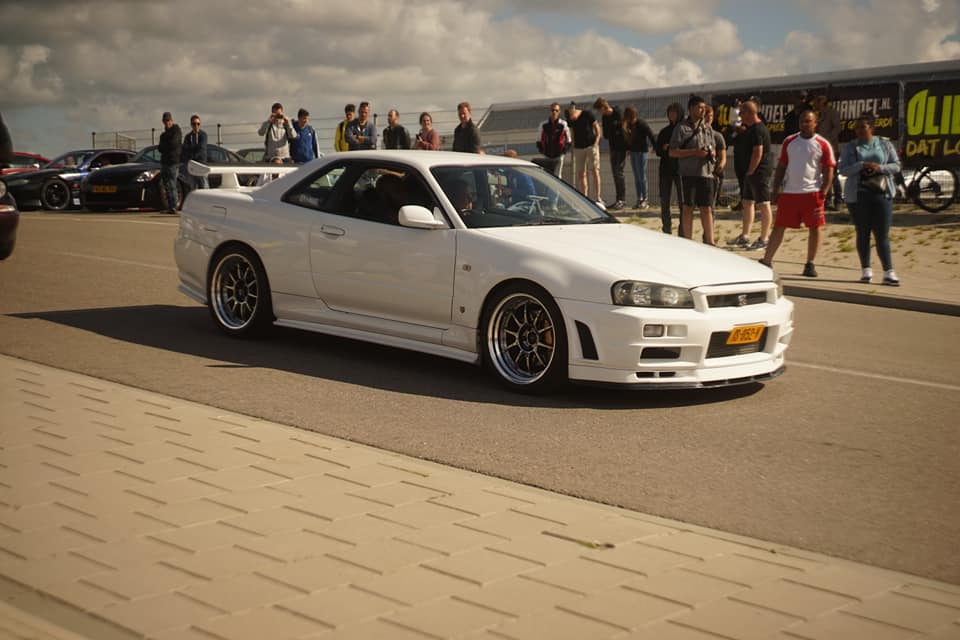 JS-052-V: NISSAN SKYLINE uit 1999