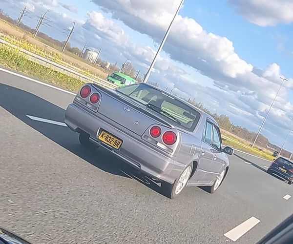 K-832-BR: NISSAN SKYLINE uit 2001