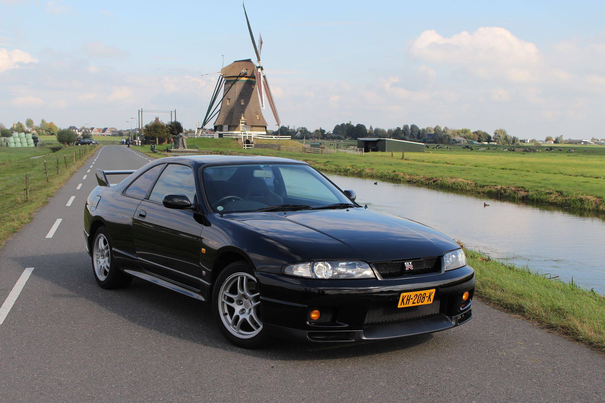 KH-208-K: NISSAN SKYLINE uit 1995