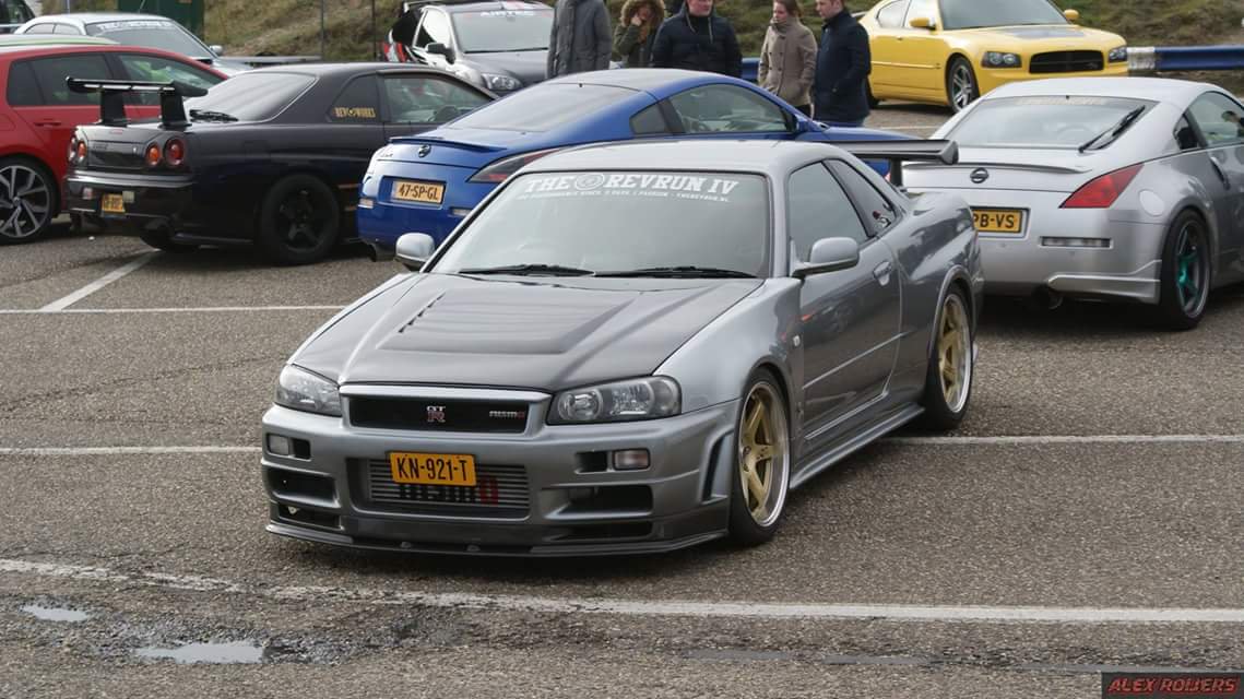 KN-921-T: NISSAN SKYLINE uit 1999