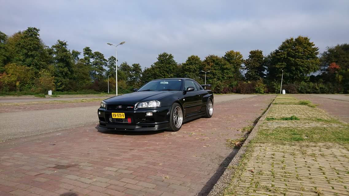 KN-970-V: NISSAN SKYLINE uit 1999