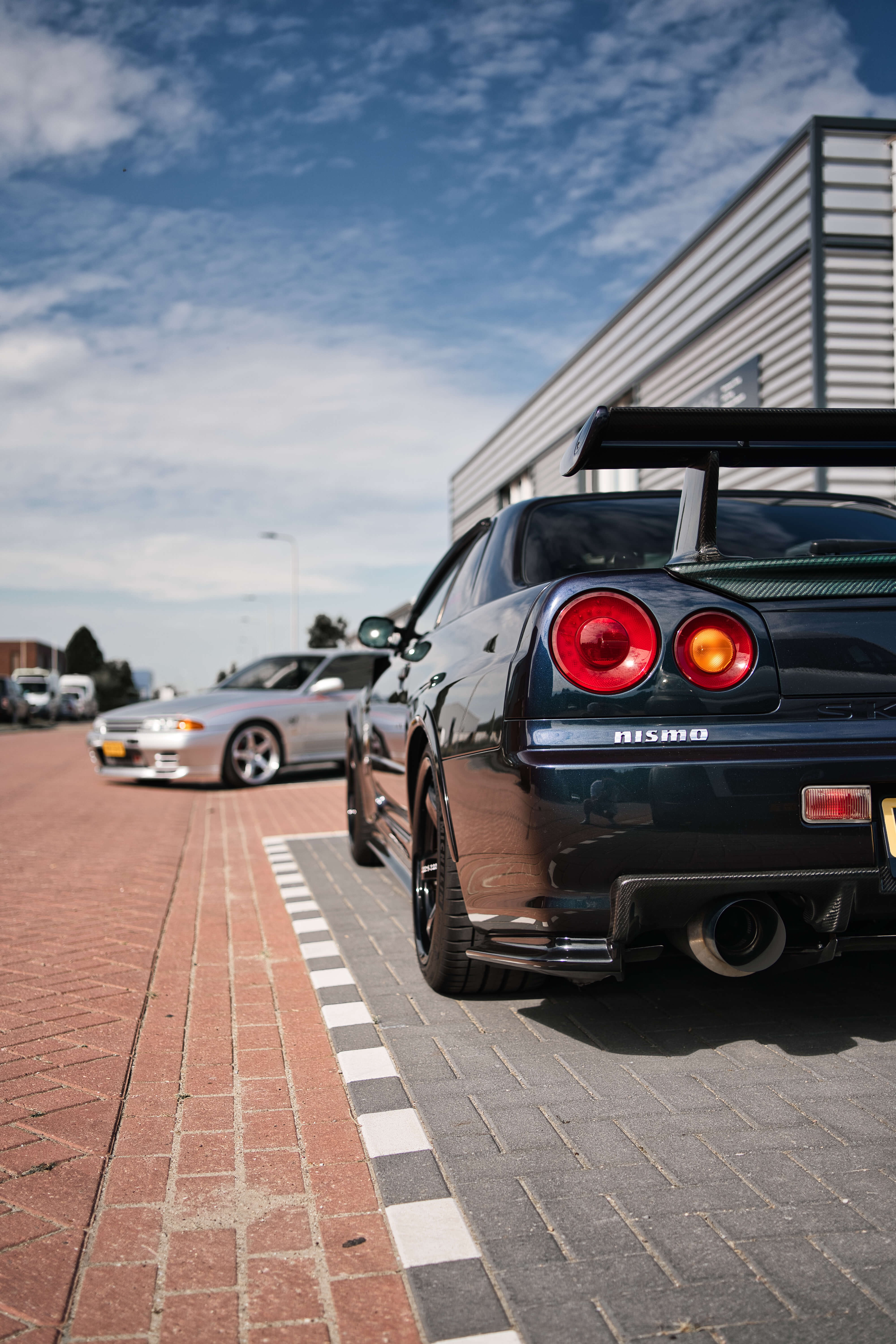 R-954-BK: NISSAN SKYLINE uit 1999