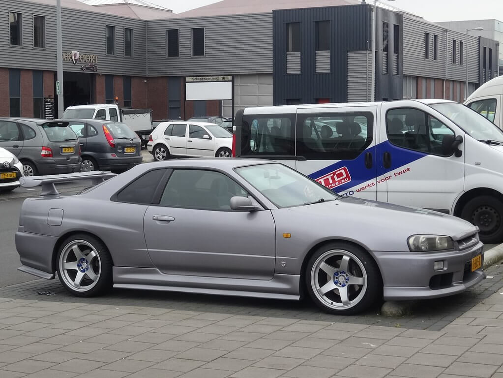 RJ-885-S: NISSAN SKYLINE uit 1998