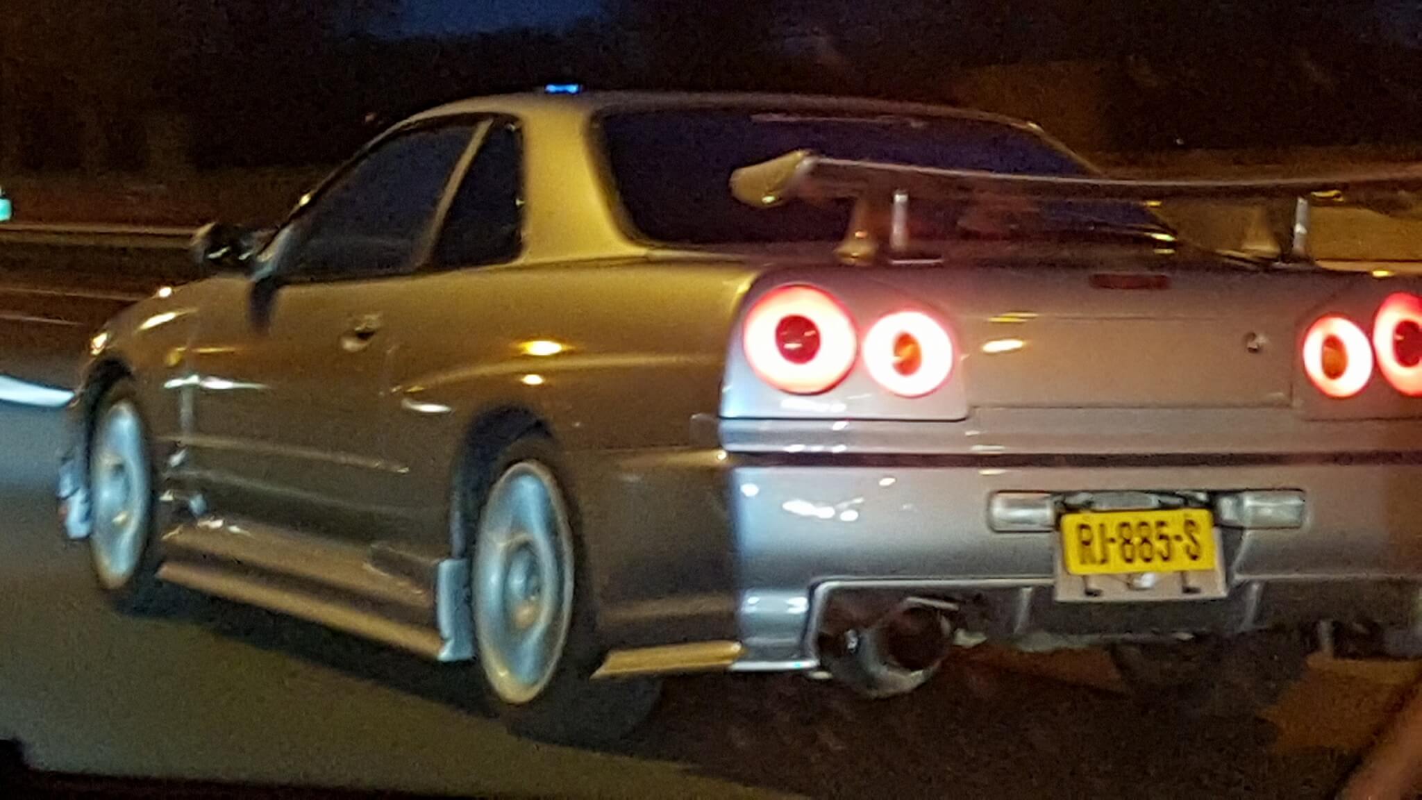 RJ-885-S: NISSAN SKYLINE uit 1998