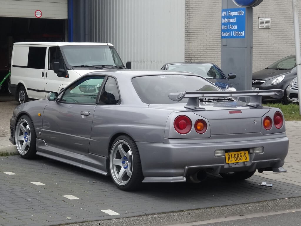 RJ-885-S: NISSAN SKYLINE uit 1998