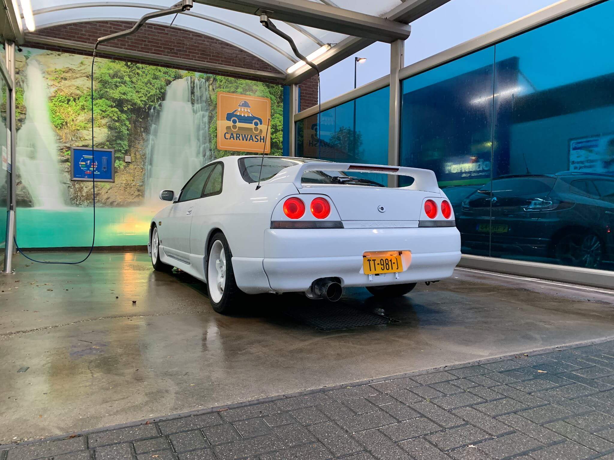 TT-981-J: NISSAN SKYLINE uit 1996