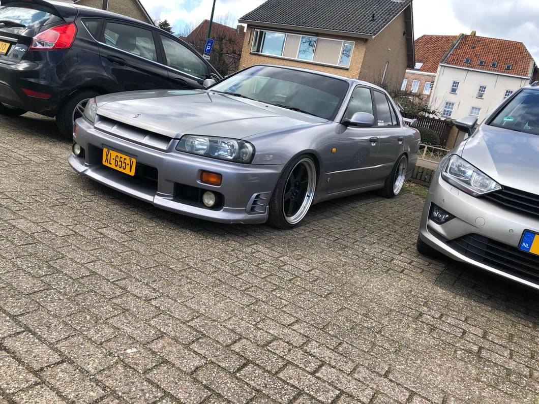 XL-655-V: NISSAN SKYLINE uit 1999