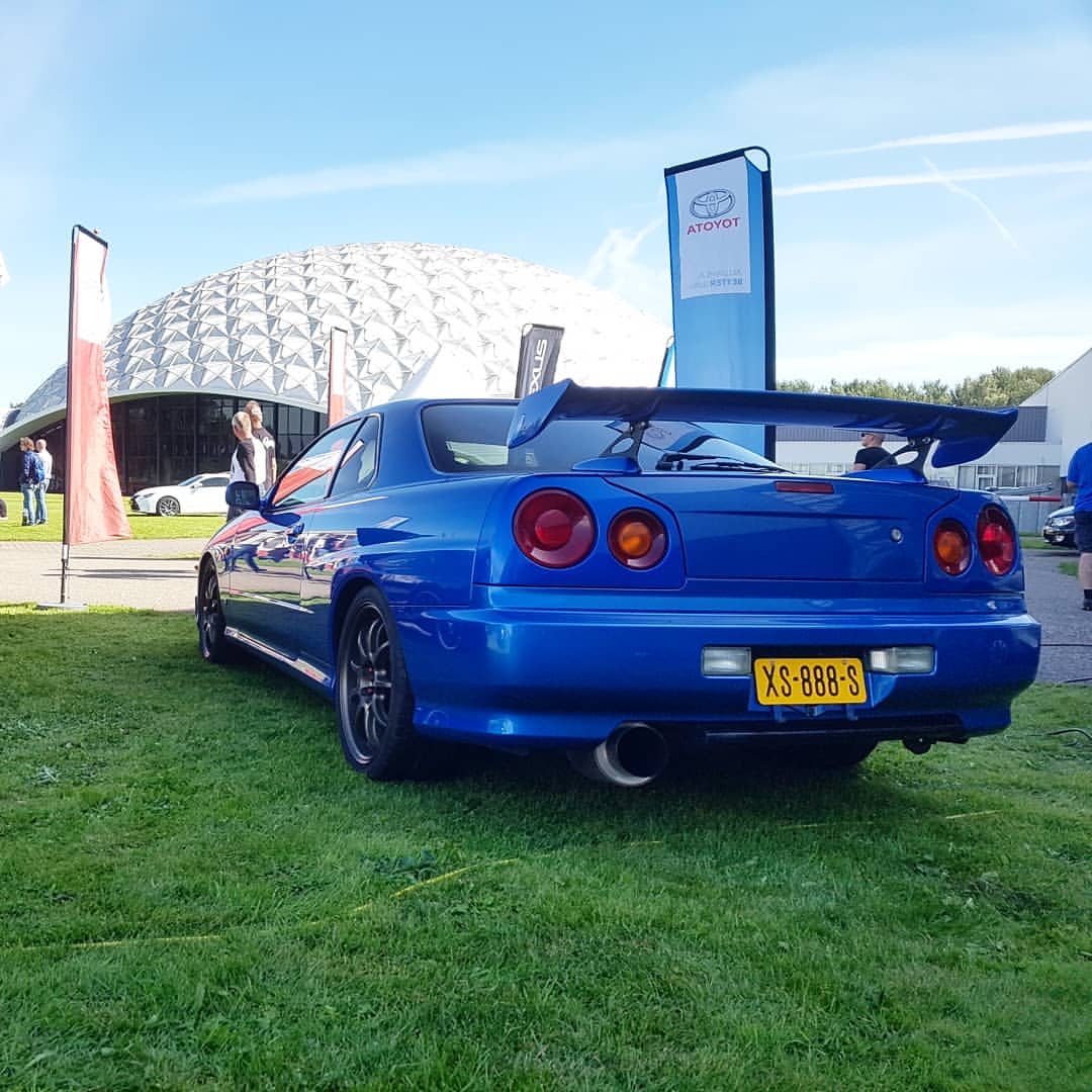 XS-888-S: NISSAN SKYLINE uit 2000