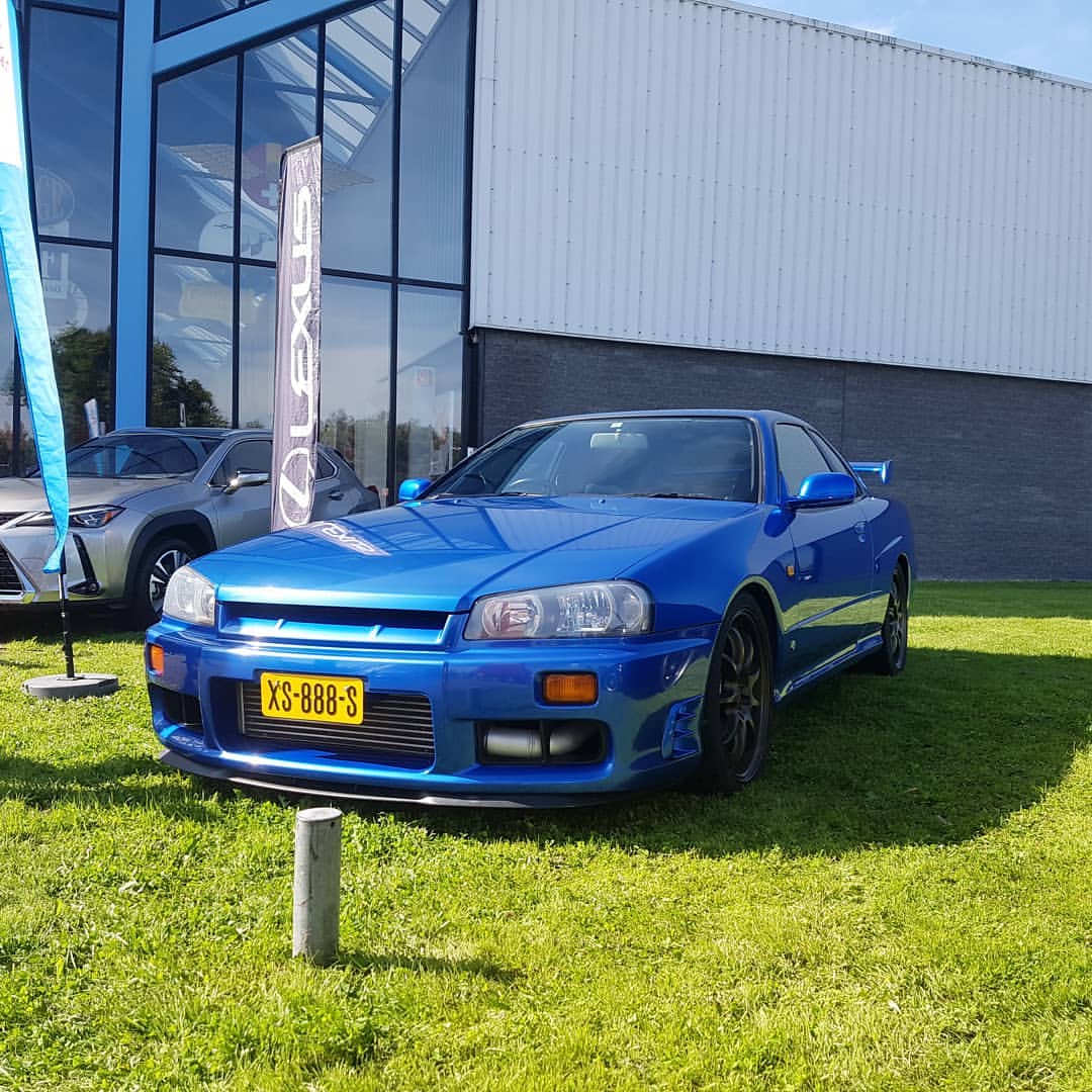 XS-888-S: NISSAN SKYLINE uit 2000