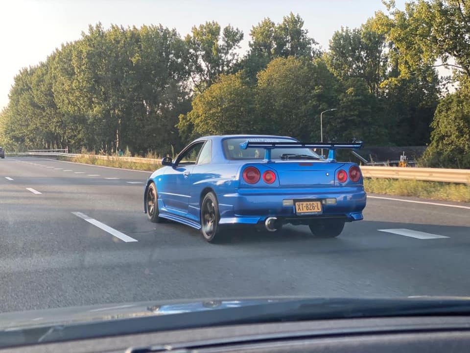 XT-826-L: NISSAN SKYLINE uit 1998